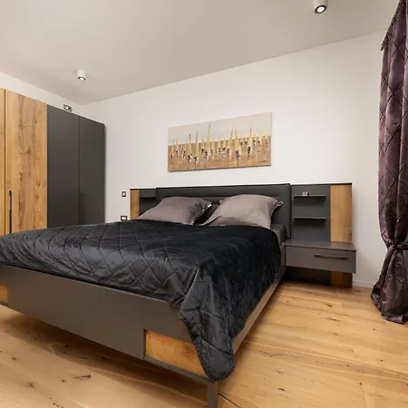 Aurea De Luxe Apartment *